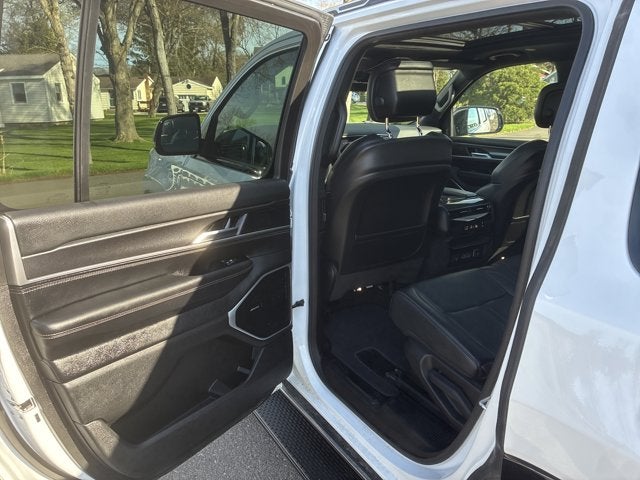 2023 Jeep Wagoneer Base