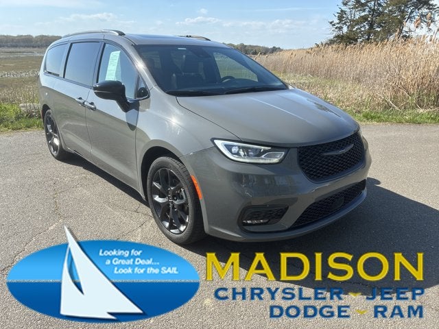 2025 Chrysler Pacifica Limited's photo
